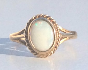 Anillo vintage de oro con ópalo natural de 9 ct