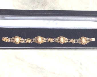 Bracelet ancien vintage en filigrane d'argent et de camée sculpté et doré