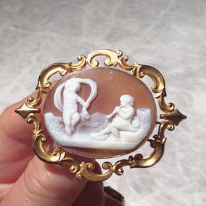 Broche antiguo de Pinchbeck con camafeo de querubín y putti - 1880