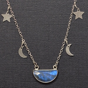 Colgante de media luna facetada de labradorita en cadena de luna y estrella / Collar de cristal hecho a mano / Collar talismán de labradorita