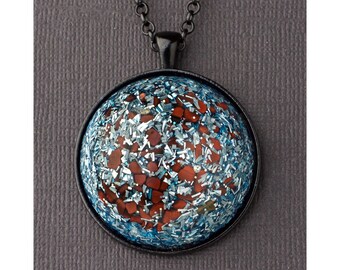 Collar con colgante de cúpula de orgonita de aluminio y jaspe rojo