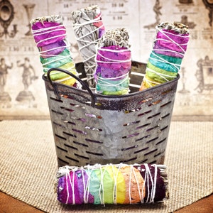 7 Chakra Sauge Blanche et Roses Arc-en-ciel Smudge Stick | Baguette de mauge blanche de Californie | Récolté de manière éthique et durable aux États-Unis