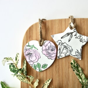 Etiquetas de argila com estampa de rosa, etiqueta de estrela, etiqueta de coração, embrulho de presente, etiqueta de presente, etiqueta floral