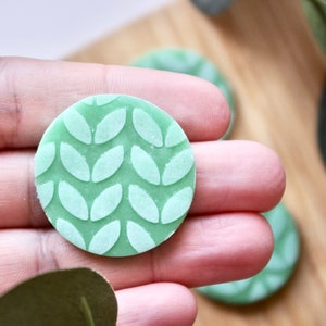 Knit print needle minder