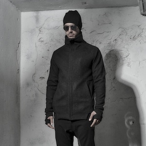 Veste en laine noire : col montant, poignets passe-pouce