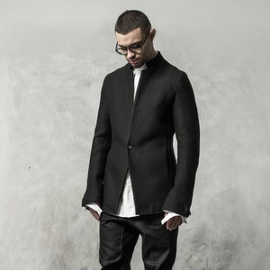 Veste en laine noire déconstruite : ourlet brut, boutons en corne