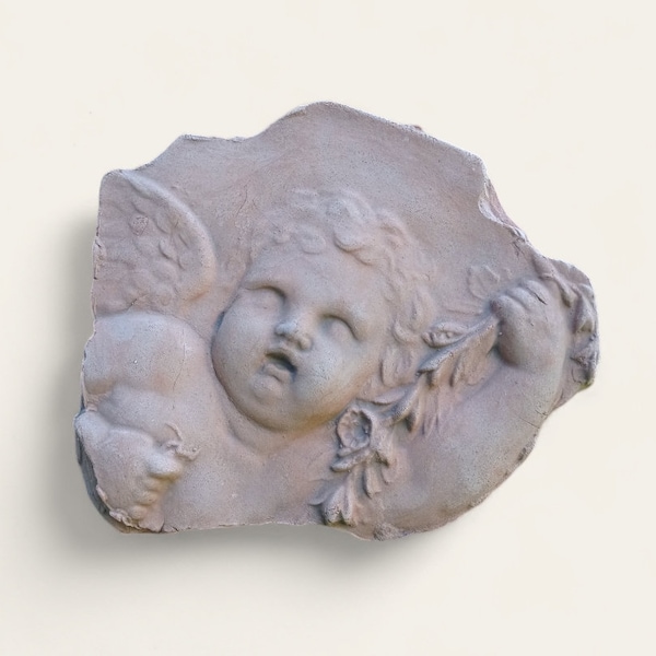 Bas-relief en terre cuite, reproduction de fragment d'ange, élément décoratif à suspendre ou à murer environ 21x19 cm