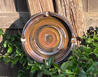 Cenicero para puros en espiral color tierra de 19,4 cm (7 5/8”), hecho a mano en gres.