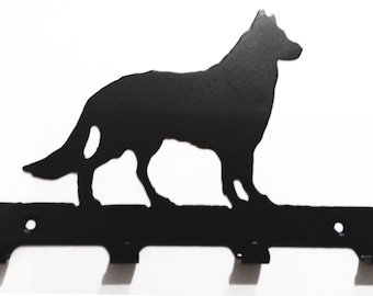 Puede incluir: Porta llaves de metal negro con forma de silueta de perro pastor alemán. El soporte tiene tres ganchos para colgar llaves.