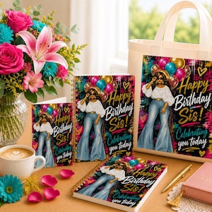 Può includere: Un set regalo composto da una borsa tote, due quaderni a spirale e un biglietto d'auguri, decorati con la grafica di una persona in top bianco e jeans blu con il testo Happy Birthday Sis! Celebrating you today, insieme a una composizione floreale.