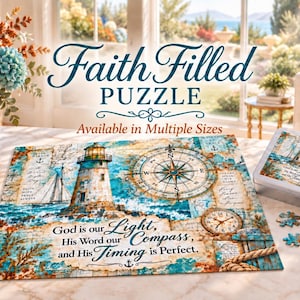 Może przedstawiać: Prostokątne puzzle przedstawiające latarnię morską, kompas żeglarski i żaglówkę. Tekst głosi: God is our Light, His Word our Compass, and His Timing is Perfect. Układanka jest pokazana obok pasującego metalowego pudełka do przechowywania.