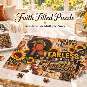 Può includere: Un puzzle rettangolare con un'illustrazione grafica di una persona con afro e foulard leopardato, circondata da girasoli e motivi leopardati. Il testo recita Fearless Through Faith con il simbolo di una croce.