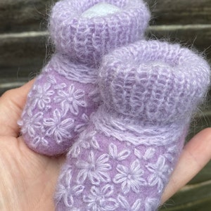 Handmade baby booties 0-3months old age. Merino wool