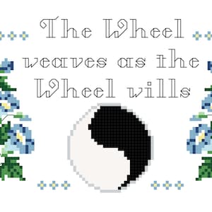 Puede incluir: Símbolo yin yang en blanco y negro con el texto "The Wheel weaves as the Wheel wills" rodeado de flores azules y hojas verdes.
