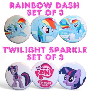 Pu&ograve; includere: Set di sei spille da 2,5 cm di diametro con i personaggi di My Little Pony, Rainbow Dash e Twilight Sparkle. Le spille di Rainbow Dash mostrano un pony blu con una criniera e una coda arcobaleno. Le spille di Twilight Sparkle mostrano un pony viola con una criniera e una coda rosa. Una spilla mostra il logo di My Little Pony.