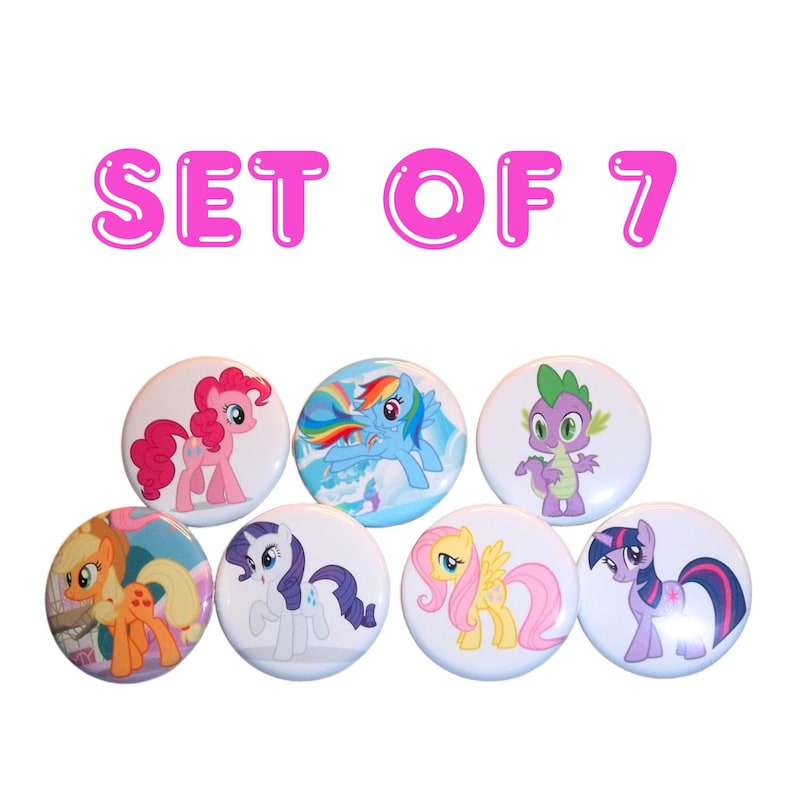 Pu&ograve; includere: Set di sette bottoni con i personaggi di My Little Pony. I bottoni sono rotondi e presentano diversi personaggi dello show, tra cui Twilight Sparkle, Pinkie Pie, Rainbow Dash, Fluttershy, Rarity, Applejack e Spike il drago.
