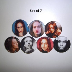 Peut inclure: Ensemble de 7 boutons ronds avec des portraits de femme. Les boutons pr&eacute;sentent diverses images en couleur et en noir et blanc. Le texte "Set of 7" est visible en haut.