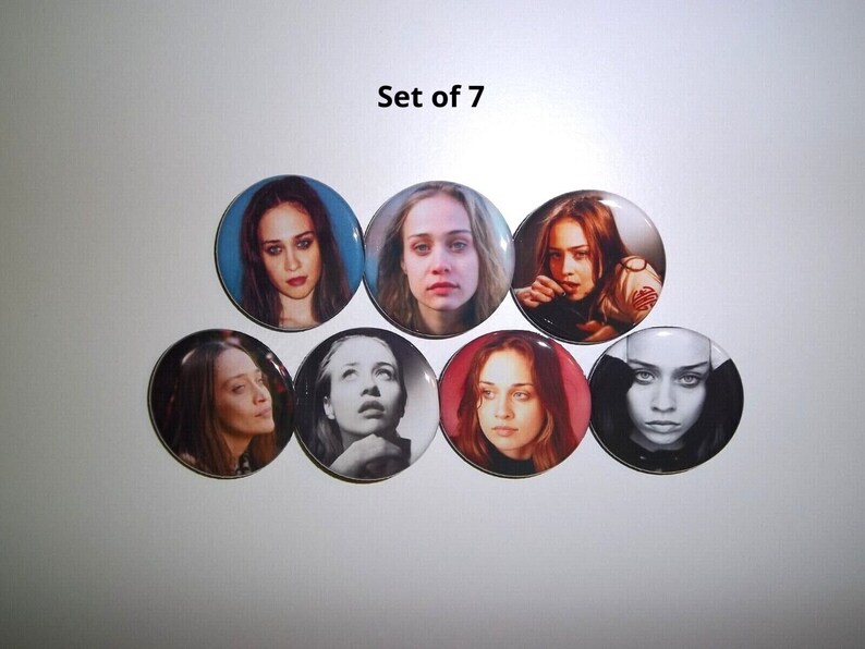 Peut inclure: Ensemble de 7 boutons ronds avec des portraits de femme. Les boutons pr&eacute;sentent diverses images en couleur et en noir et blanc. Le texte "Set of 7" est visible en haut.