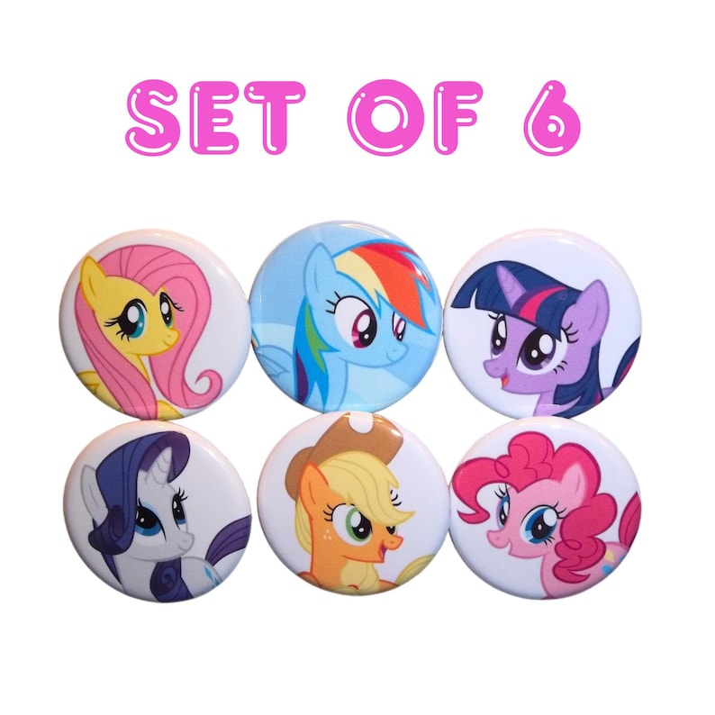 Pu&ograve; includere: Set di sei bottoni con i personaggi di My Little Pony. Ogni bottone presenta un pony diverso dello show, tra cui Pinkie Pie, Rainbow Dash, Twilight Sparkle, Rarity, Fluttershy e Applejack.