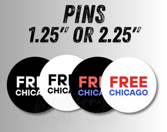 Può includere: Una collezione di spille rotonde con la scritta "PINS 1.25" OR 2.25"" in alto. Le spille sono in bianco e nero, con le parole "FREE CHICAGO" in rosso e blu su una spilla. Altre spille hanno lo stesso testo in bianco su sfondi neri e bianchi.