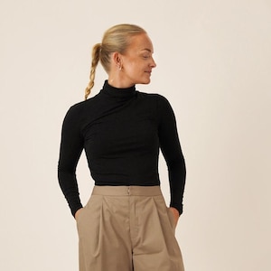 Patron de couture de t-shirt à col roulé : haut en jersey ajusté (Patron PDF)