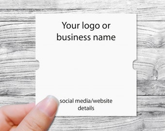 Puede incluir: Una plantilla de tarjeta de visita blanca con el texto "Your logo or business name" en la parte superior y "social media/website details" en la parte inferior.