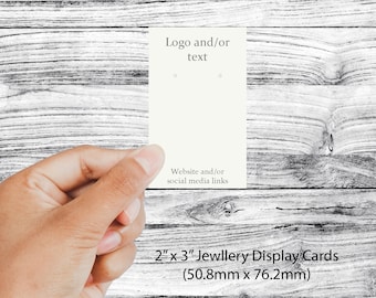 Puede incluir: Cartas de presentación de joyería blancas en blanco de 2 x 3 pulgadas (50,8 mm x 76,2 mm) con espacio para un logotipo, texto, sitio web y enlaces de redes sociales.