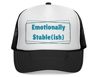 Gorra de camionero emocionalmente estable (ish) – Gorra divertida de salud mental – Gorra de malla snapback – Gorra de autocuidado identificable – Talla única ajustable