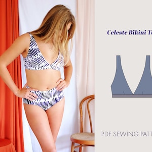 Pode incluir: Um conjunto de biquíni de duas peças com um padrão abstrato branco e azul marinho. A parte de cima tem um design em decote em V, e a parte de baixo é de cintura alta. A imagem também inclui um diagrama de um top de biquíni azul e o texto "Celeste Bikini Top" e "PDF Sewing Pattern."