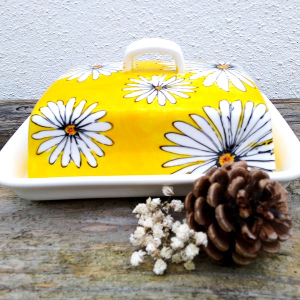 Beurrier en porcelaine jaune avec couvercle, beurrier artisanal fleurs, grand beurrier marguerites