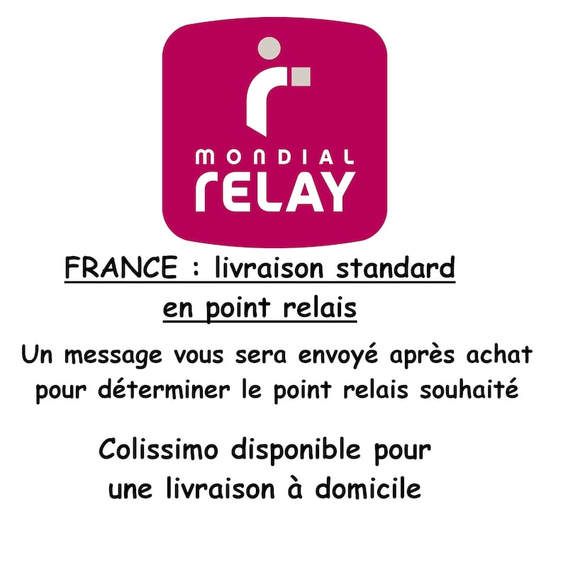 May include: A pink square with the logo "MONDIAL RELAY" and the text "FRANCE: livraison standard en point relais" below. The text below states "Un message vous sera envoy&eacute; apr&egrave;s achat pour d&eacute;terminer le point relais souhait&eacute; Colissimo disponible pour une livraison &agrave; domicile."