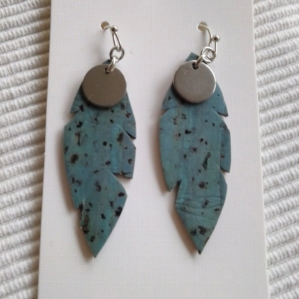 boucles d'oreilles en liège  bleu vert turquoise, plumes, acier inoxydable