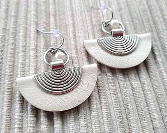Perlmuttfarbene Lederohrringe, Ohrringe aus recyceltem Leder, Halbmondschmuck aus luxuriösem Leder