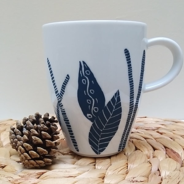Mug en porcelaine bleu, tasse à café peint main, mug artisanal feuilles bleu marine