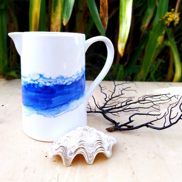 Pichet en porcelaine bleu et blanc, cruche 70 cl en céramique, décor marin mer vague