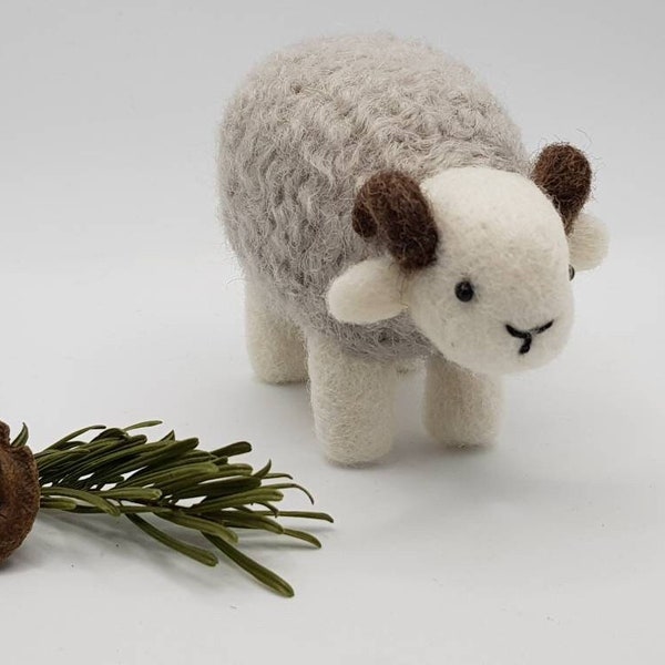 Petit cadeau souvenir de mouton laineux de race britannique Herdwick RAM en feutre