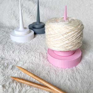 Basic Circle Yarn Spinner - Yarn Cake Holder, Tangle-Free Yarn Dispenser, Knitting & Crochet Tool, Yarn Storage with Non-Slip Base