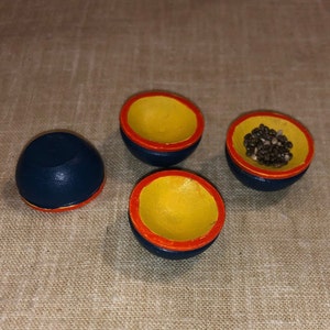 set of 4 painted wooden bowls for your 1:12 dollhouse.