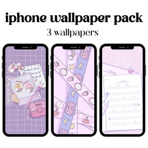 Op de afbeelding: Drie iPhone-achtergronden in een pakket. De eerste achtergrond heeft een rasterpatroon in roze en paars. De tweede achtergrond heeft een roze en paarse achtergrond met een herhalend patroon van een lint met aardbeien en de tekst "Lovely Days". De derde achtergrond heeft een roze en paarse achtergrond met een blad muziek en de tekst "3:10".