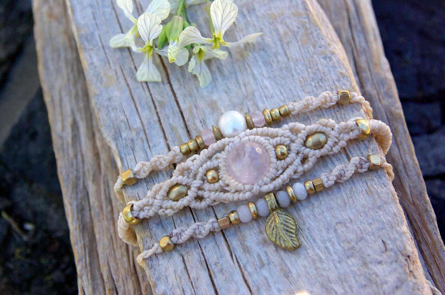 Kit of 3 macrame bracelets, adjustable, with brass, nickel free, pearl