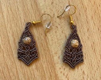 20. Boucles d'oreilles en micro macramé faites à la main avec jaspe paysage – Argent sterling plaqué or