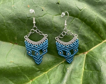 71. Pendientes bohemios de macramé en color petróleo intenso. Hechos a mano con plata de ley y detalles de cadena plateada.