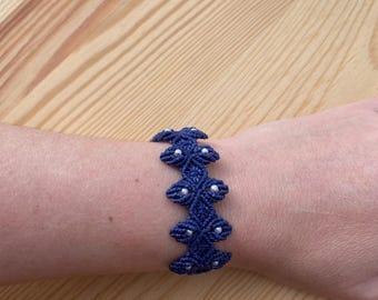95. Mörkblått makraméarmband med vita glaspärlor