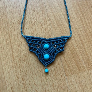 33. Collar de macramé hecho a mano con turquesa – Joyería bohemia con estilo – Protección y chakra de la garganta