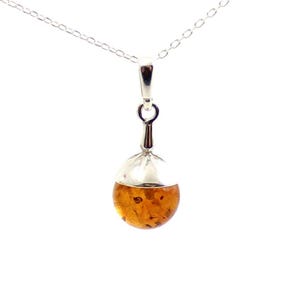 Baltic Amber Round Minimalist Pendant, Cognac Color, With Sterling Silver, Jewelry, For Men or Women, Bernsteinanhänger, Ciondolo in Ambra