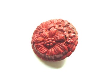 ANN American Domed Molded Wood-Composition Floral Button c 1940's-1950's.  Deeply Red Floral Scalloped Border NBS Large 1 & 5/16" Cone Shank