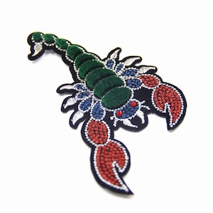 Broderad 3D-skorpion med strykmärke (12 x 7 cm)