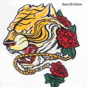 Broderad applikationslapp med stor tiger: Tiger med ros