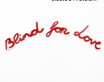Röda broderade bokstavsmärken med "Blind for Love", applikationsset