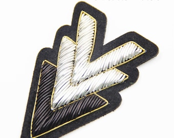 Embroidered Arrow Patch: Iron-On Applique (4.5x7.5cm)
